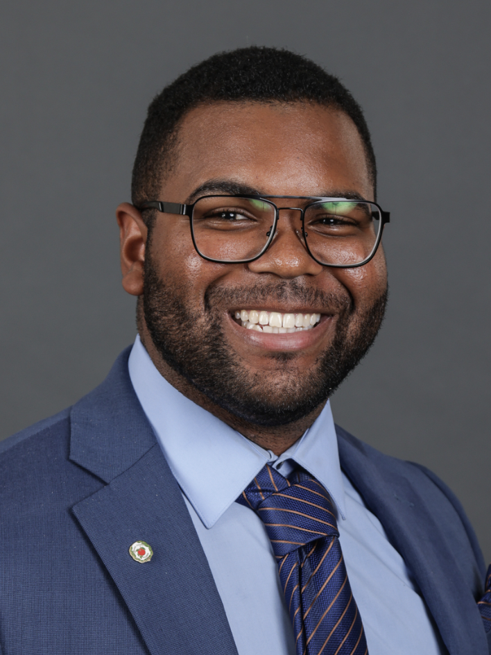 Headshot Donovan Enos