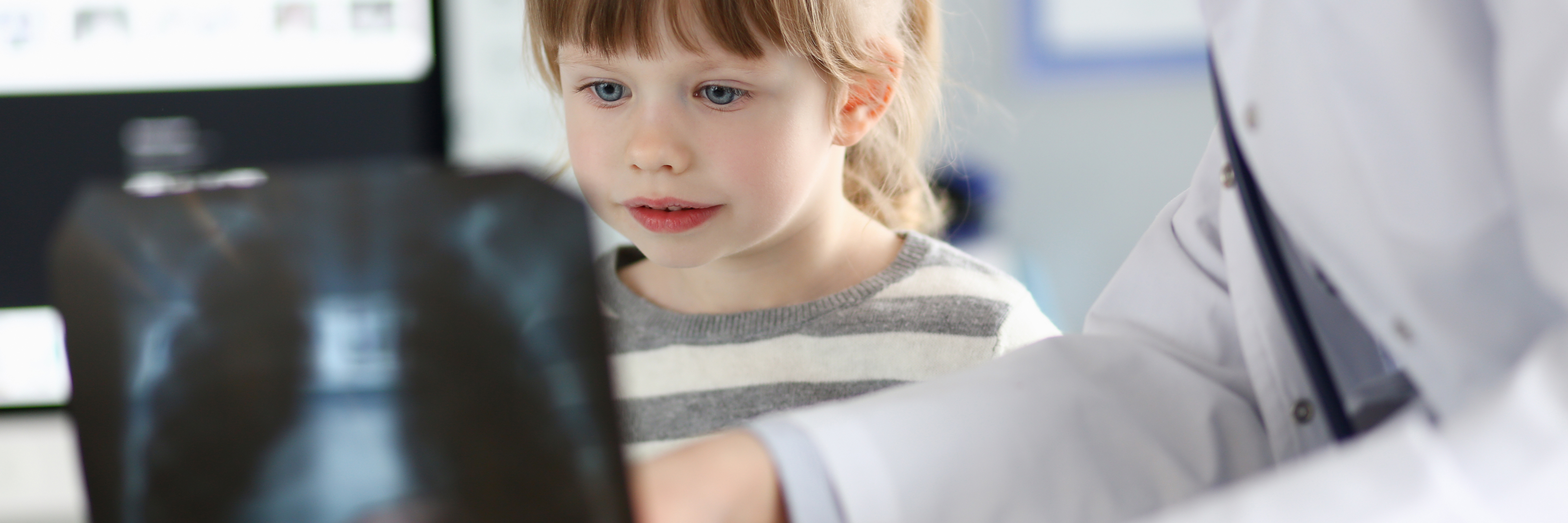 Little girl with doctor 