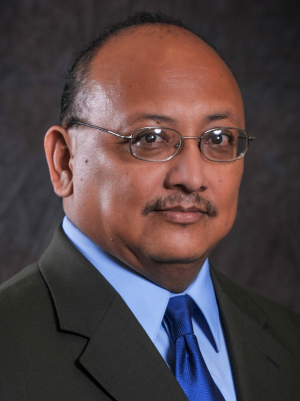 A headshot of Dr. Ismael Hoare
